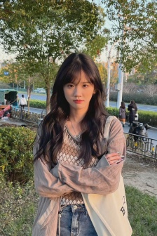 胸大的姑娘的图片